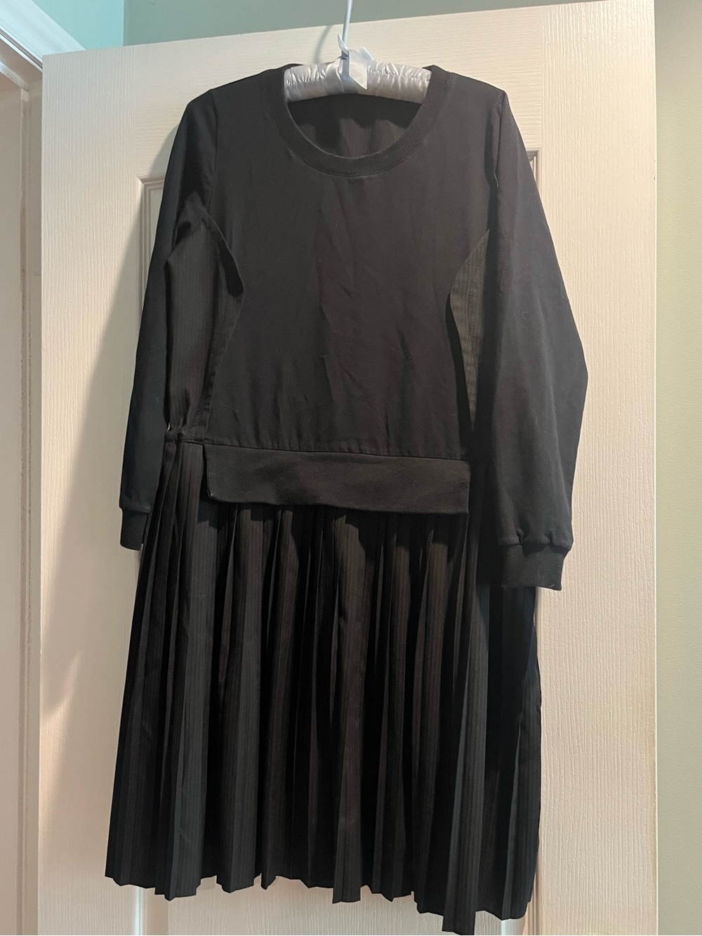 Sporty Black Long-Sleeve Pleated Midi Dress